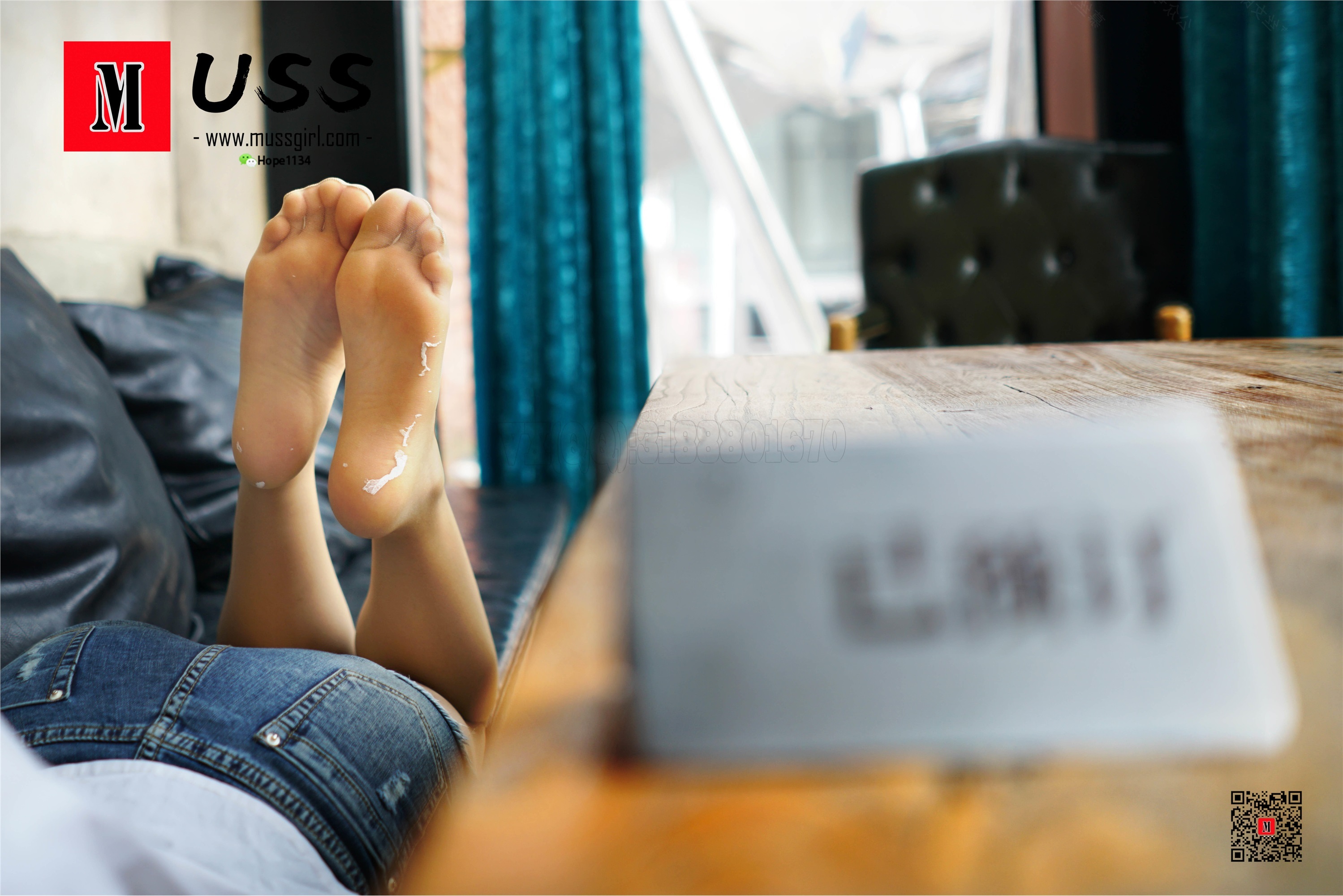 MussGirl慕丝女郎  NO.080 很酷吧，是她的靴子太热了